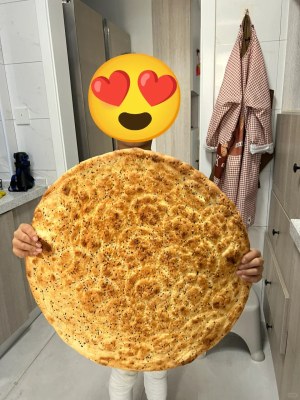 車轆咁大!飛機乘客帶燒餅登機塞爆行李架 空姐托舉慘被淹沒