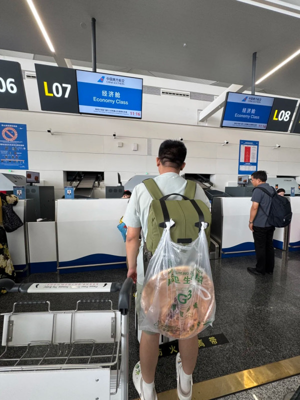 車轆咁大!飛機乘客帶燒餅登機塞爆行李架 空姐托舉慘被淹沒