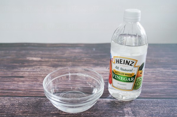 慳家男實測過期白醋清潔浴室皂垢！直噴5分鐘即見效：超級乾淨又不傷手！附白醋10大隱藏用法