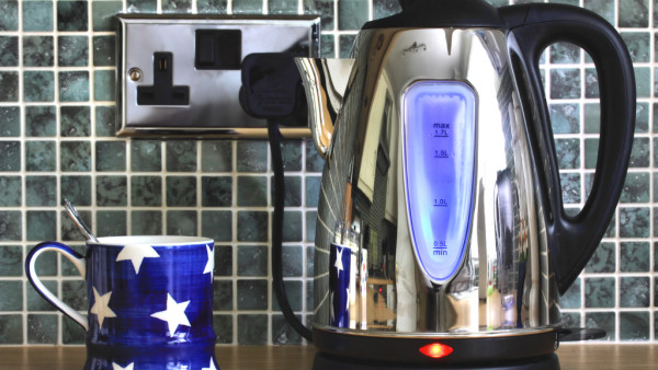 慳家男實測過期白醋清潔浴室皂垢！直噴5分鐘即見效：超級乾淨又不傷手！附白醋10大隱藏用法