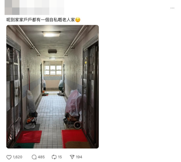 居屋走廊驚變「私家車展」 4戶齊泊買餸「戰車」阻路 網民睇圖竟大讚？【附現場相】