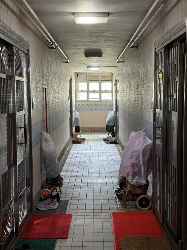 居屋走廊變「私人停車場」？港男斥住戶自私 網民掀罵戰：阻住你瞓走廊？