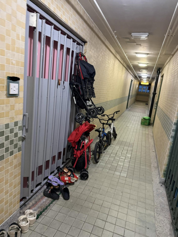 居屋走廊變「私人停車場」？港男斥住戶自私 網民掀罵戰：阻住你瞓走廊？