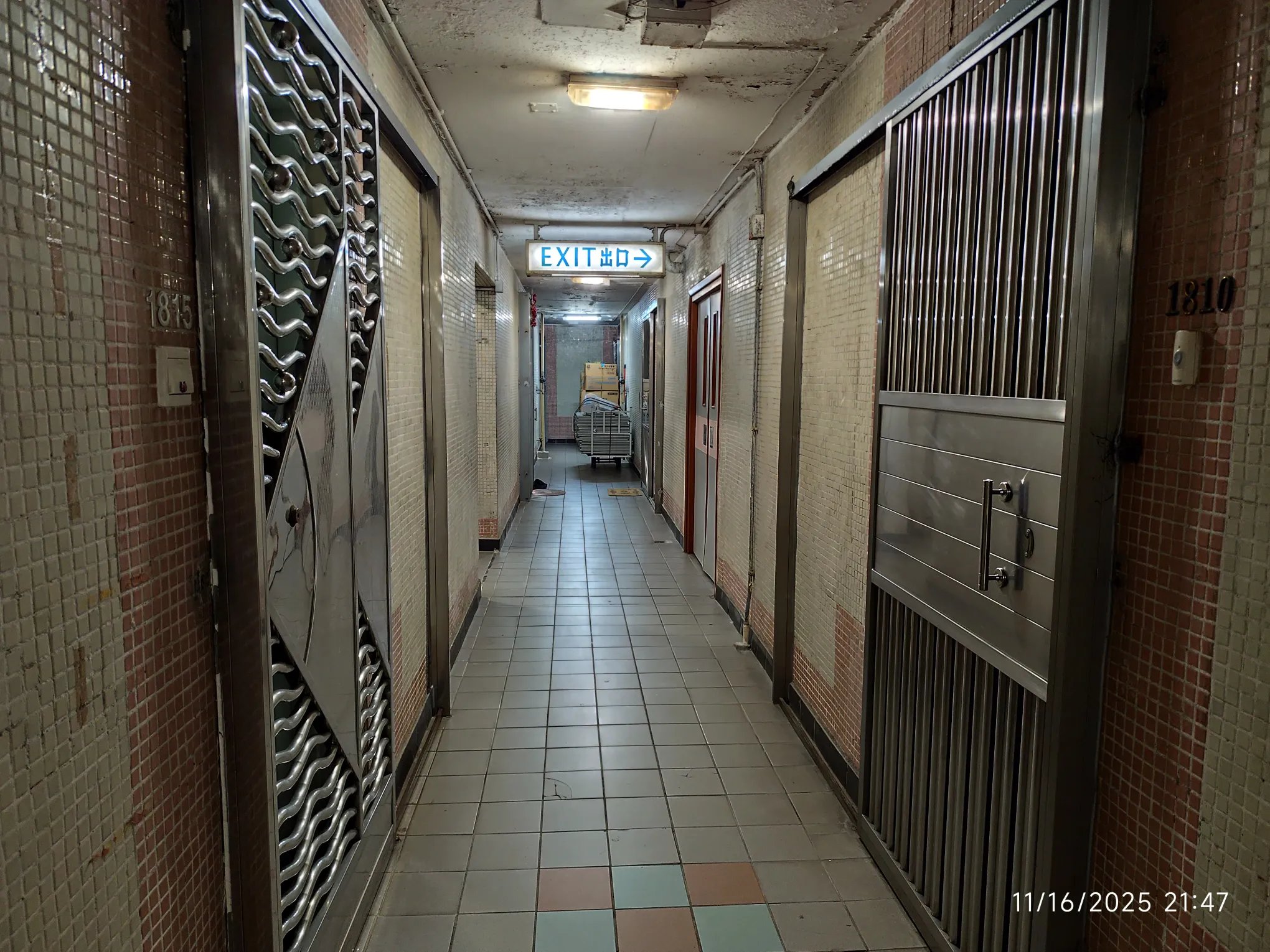 居屋走廊變「私人停車場」？港男斥住戶自私 網民掀罵戰：阻住你瞓走廊？