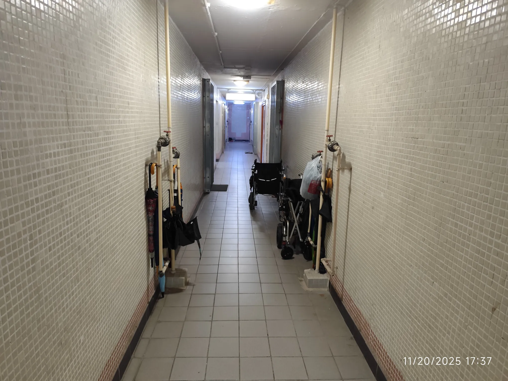 居屋走廊變「私人停車場」？港男斥住戶自私 網民掀罵戰：阻住你瞓走廊？