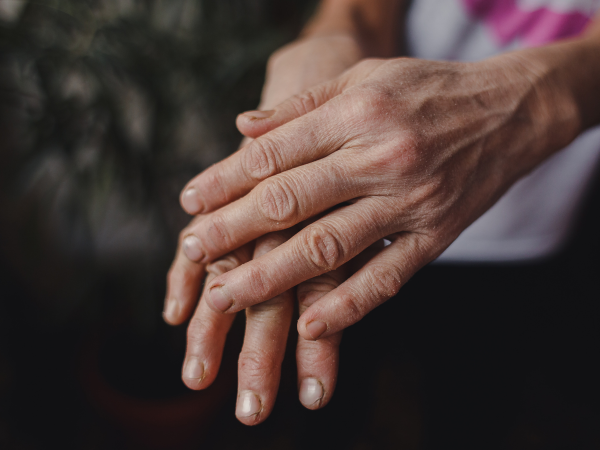 秋冬乾燥成日「被電親」？  拆解「靜電」成因 教你手機/門鎖「防電」3 大冷知識
