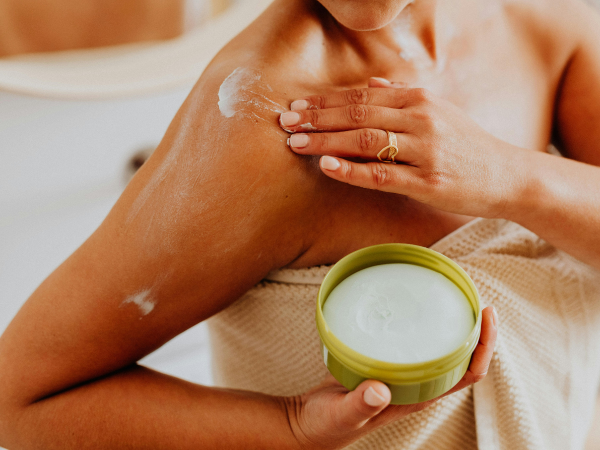 秋冬乾燥成日「被電親」？  拆解「靜電」成因 教你手機/門鎖「防電」3 大冷知識