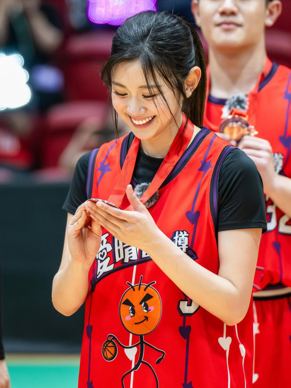 COLLAR成員Candy王家晴被爆新戀情！甜蜜約會斷正疑似暗撻同門男團師兄？