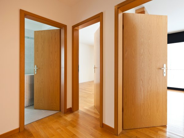 秋冬乾燥成日「被電親」？  拆解「靜電」成因 教你手機/門鎖「防電」3 大冷知識