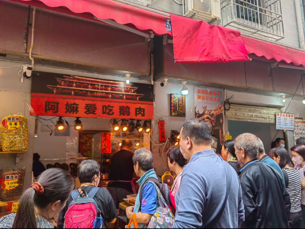 港人放假逼爆蓮塘街頭！買餸兼做按摩 深圳網民笑稱：變咗香港人後花園 