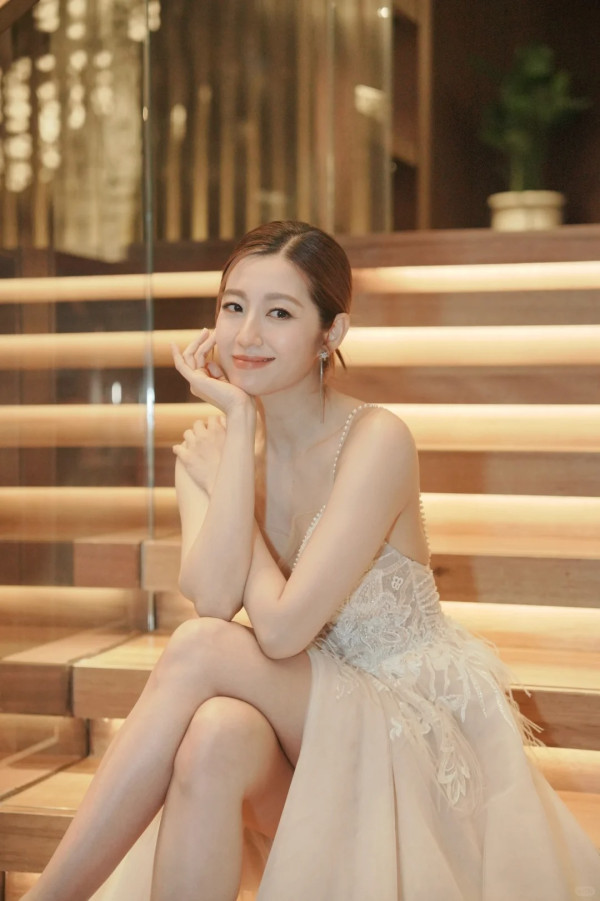 44歲陳自瑤晒素顏性感出浴照僅圍浴巾!人妻濕身誘惑疑真空上陣震撼眼球