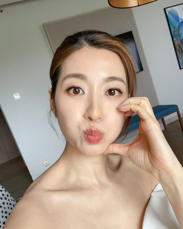 44歲陳自瑤晒素顏性感出浴照僅圍浴巾!人妻濕身誘惑疑真空上陣震撼眼球