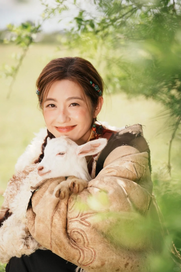 44歲陳自瑤晒素顏性感出浴照僅圍浴巾！人妻濕身誘惑疑真空上陣震撼眼球