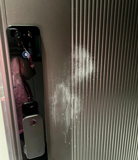 酒精咪亂用！10大「清潔禁忌」物品曝光：眼鏡/皮手袋一擦即報銷