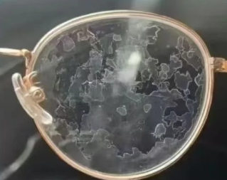 酒精咪亂用！10大「清潔禁忌」物品曝光：眼鏡/皮手袋一擦即報銷