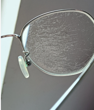 酒精咪亂用！10大「清潔禁忌」物品曝光：眼鏡/皮手袋一擦即報銷