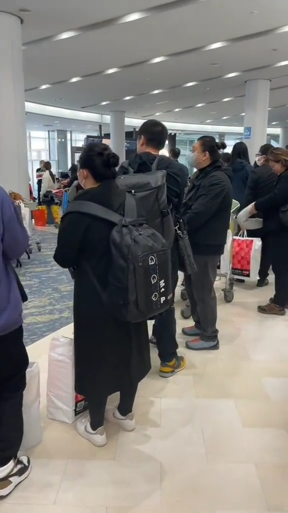 遊日內地客恐慌掀「回國潮」 日本機場逼爆如春運 逾50萬張機票遭退訂 