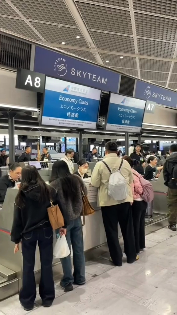 遊日內地客恐慌掀「回國潮」 日本機場逼爆如春運 逾50萬張機票遭退訂 