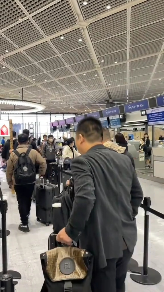 遊日內地客恐慌掀「回國潮」 日本機場逼爆如春運 逾50萬張機票遭退訂 