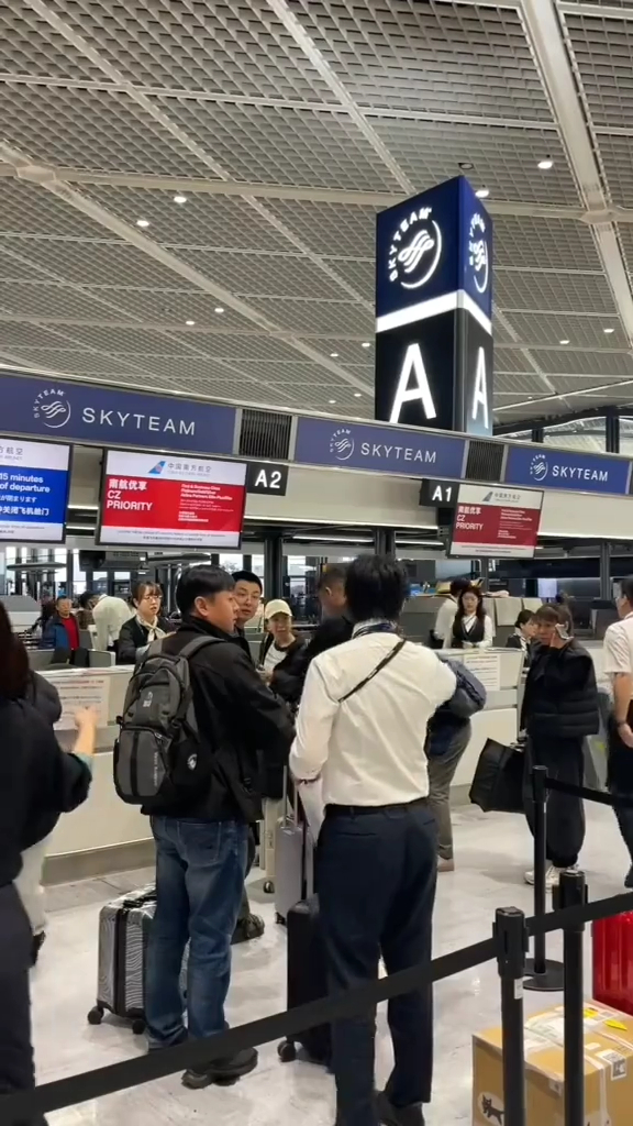 遊日內地客恐慌掀「回國潮」 日本機場逼爆如春運 逾50萬張機票遭退訂 