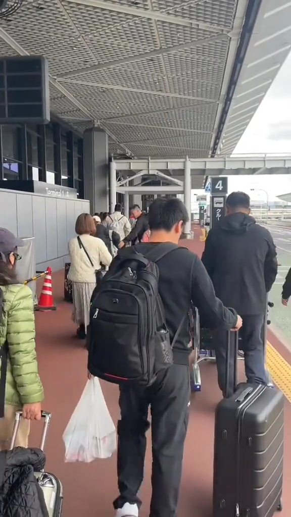 遊日內地客恐慌掀「回國潮」 日本機場逼爆如春運 逾50萬張機票遭退訂 
