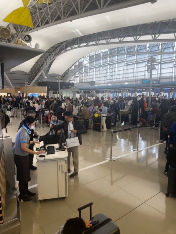 遊日內地客恐慌掀「回國潮」 日本機場逼爆如春運 逾50萬張機票遭退訂 