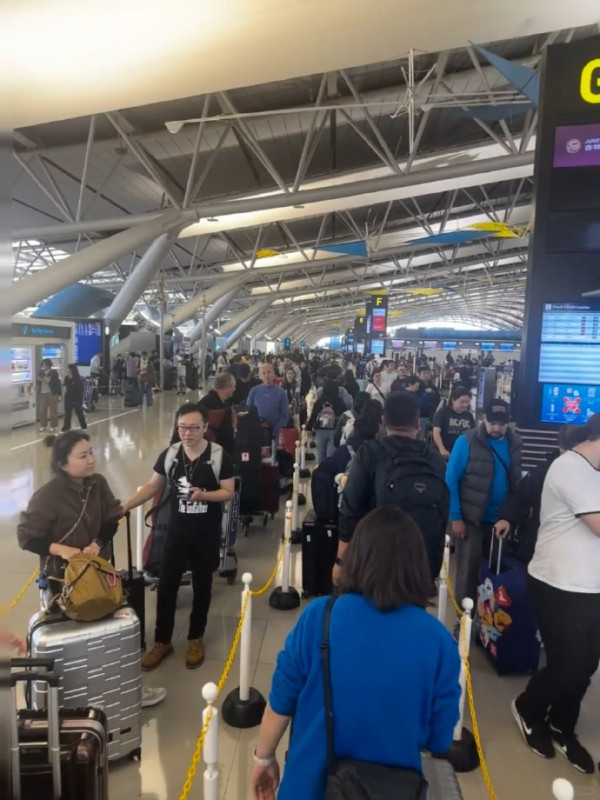 遊日內地客恐慌掀「回國潮」 日本機場逼爆如春運 逾50萬張機票遭退訂 