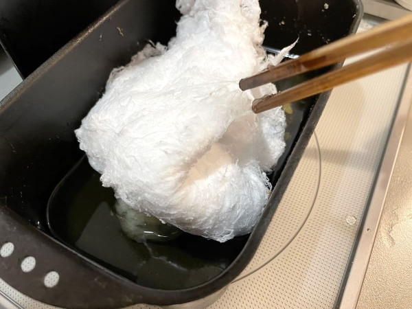 廢油點處理？12蚊店「吸油棉花糖」獲日人激推！實測一舊吸乾600ml油：乾淨到癲