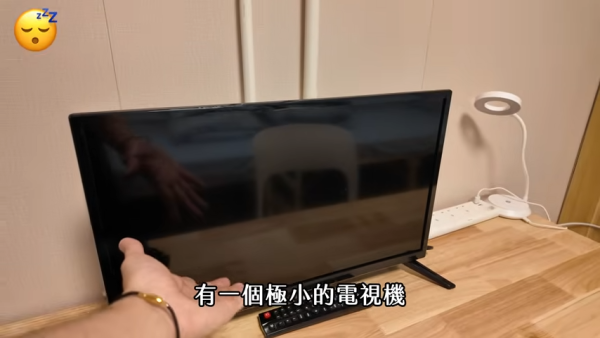 旅舍其他不足之處 - 2.電視機變裝飾品(截圖:YouTube@天然大年糕)