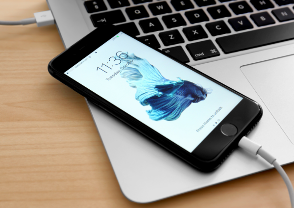 5大傷手機行為｜充電充滿100%原來超傷機？Apple官方公開「續命黃金比例」：這個數值最長壽