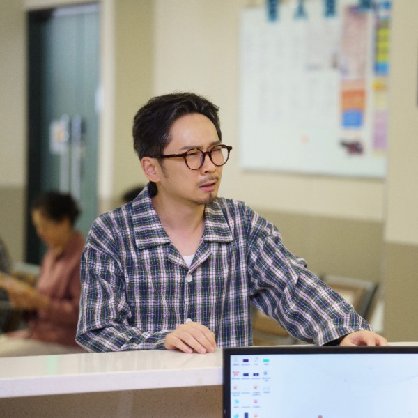 新聞女王2｜鄧智堅「飛爺」回歸神還原Man姐新聞極致 再現「經典七式」狂爆金句