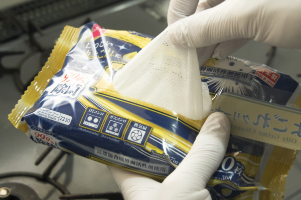 爐頭黐立立？12蚊店「去油濕紙巾」實測：一抹溶解「發黑油垢」免過水變新一樣