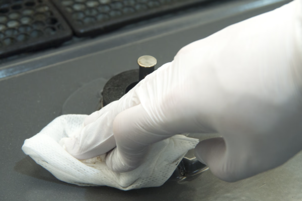 爐頭黐立立？12蚊店「去油濕紙巾」實測：一抹溶解「發黑油垢」免過水變新一樣