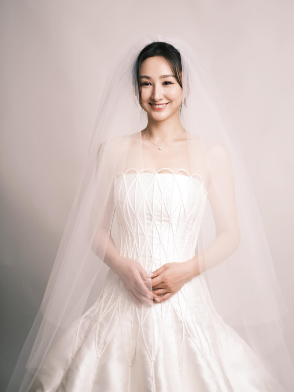 高海寧無預警IG突晒婚紗照引轟動 單身多年24字宣言惹網民狂賀送祝福！