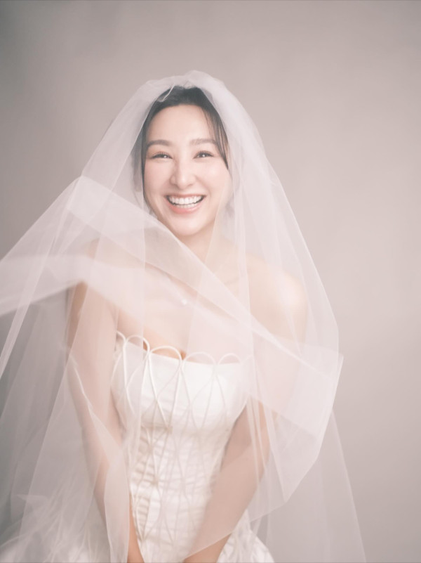 高海寧無預警IG突晒婚紗照引轟動 單身多年24字宣言惹網民狂賀送祝福！