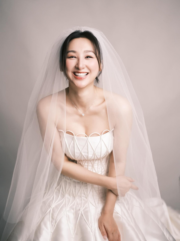 高海寧無預警IG突晒婚紗照引轟動 單身多年24字宣言惹網民狂賀送祝福！