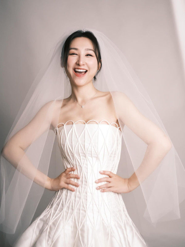 高海寧無預警IG突晒婚紗照引轟動 單身多年24字宣言惹網民狂賀送祝福！