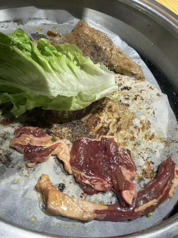 食到蟲都問AI！廣州烤肉店生菜藏10cm活蟲！食客用AI驗身揭「吸血螞蟥」嚇死 