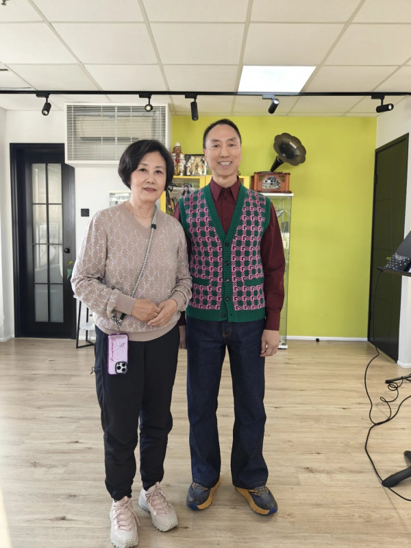 炎明熹離巢後獲百億富商垂青尊稱阿姐！二人合照曝光揭不為人知真實關係