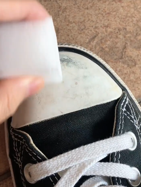 波鞋發黑有救！12蚊店「去污海綿」網民實測：輕擦幾下黑邊消失、即刻變白