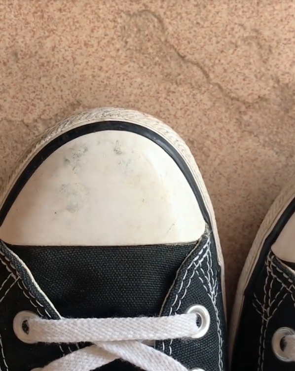 波鞋發黑有救！12蚊店「去污海綿」網民實測：輕擦幾下黑邊消失、即刻變白