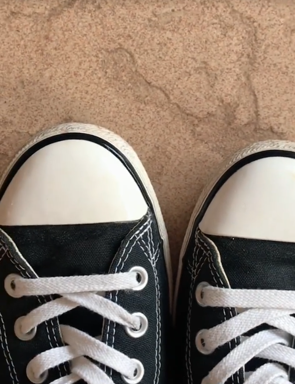 波鞋發黑有救！12蚊店「去污海綿」網民實測：輕擦幾下黑邊消失、即刻變白