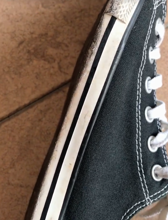 波鞋發黑有救！12蚊店「去污海綿」網民實測：輕擦幾下黑邊消失、即刻變白