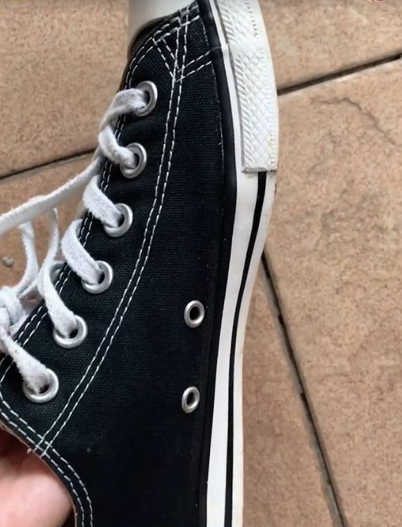 波鞋發黑有救！12蚊店「去污海綿」網民實測：輕擦幾下黑邊消失、即刻變白