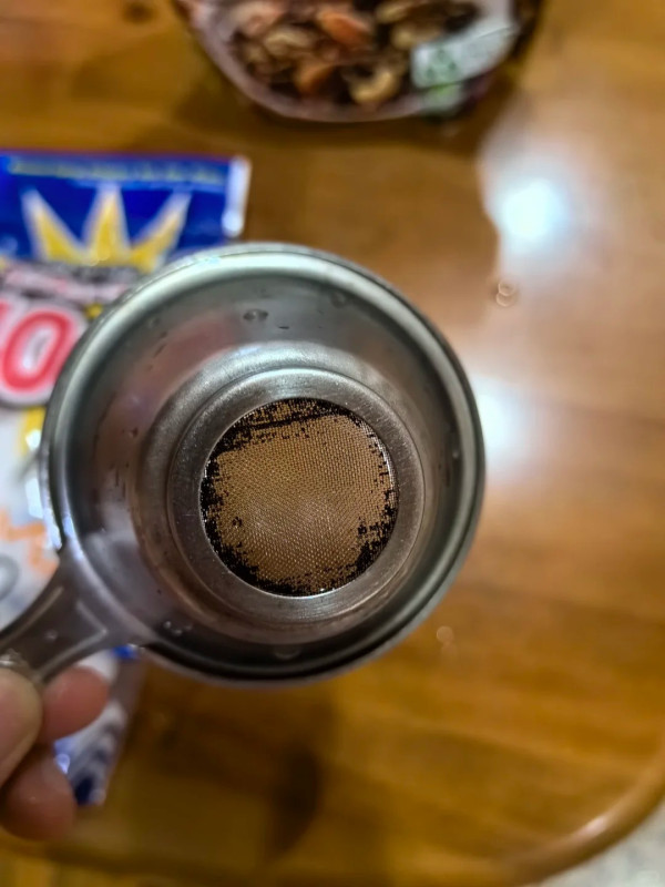 波鞋發黑有救！12蚊店「去污海綿」網民實測：輕擦幾下黑邊消失、即刻變白