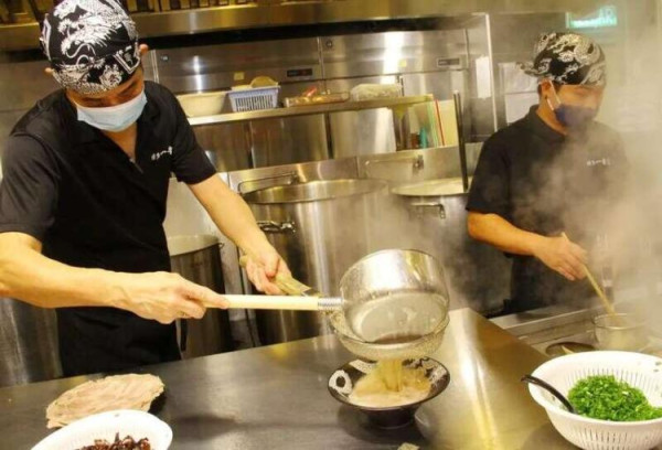 日本拉麵店點餐機有陰謀？唯獨拉麵店用投幣式販賣機 內行人踢爆真相︰怕掂錢、治麻煩友 