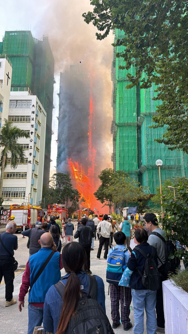 大埔宏福苑四級火｜火勢蔓延多楝樓宇外牆 棚架陷入火海 濃煙捲上半空影片瘋傳