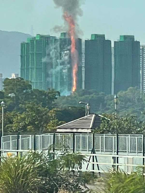 大埔宏福苑五級火｜居民Facebook群組早有憂慮起火 帖文一語成讖引瘋傳 網民批3.3億天價工程釀至少55死