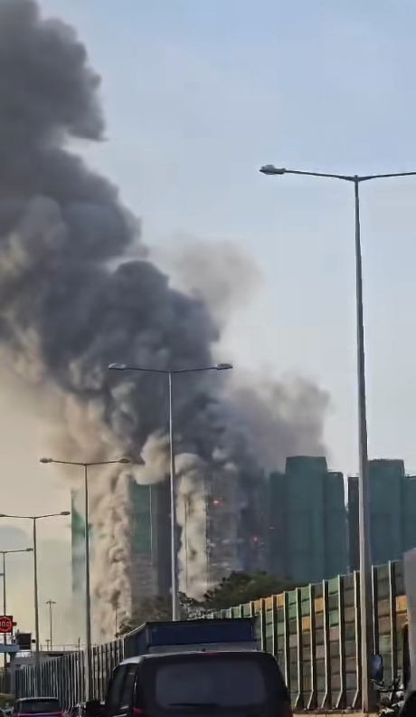 大埔宏福苑四級火｜火勢蔓延多楝樓宇外牆 棚架陷入火海 濃煙捲上半空影片瘋傳