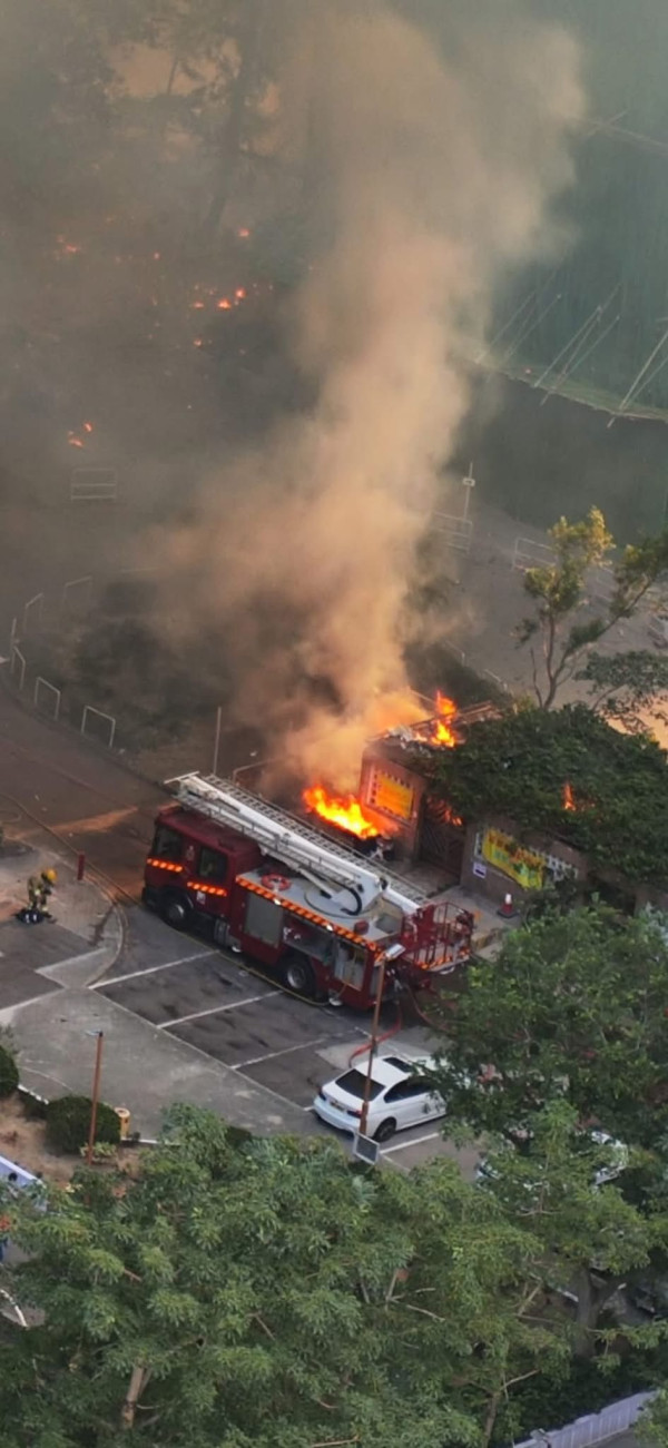 大埔宏福苑四級火｜火勢蔓延多楝樓宇外牆 棚架陷入火海 濃煙捲上半空影片瘋傳